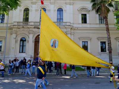 A fare da cornice alla barca: falconieri, timpanisti, sbandieratori e danzatori